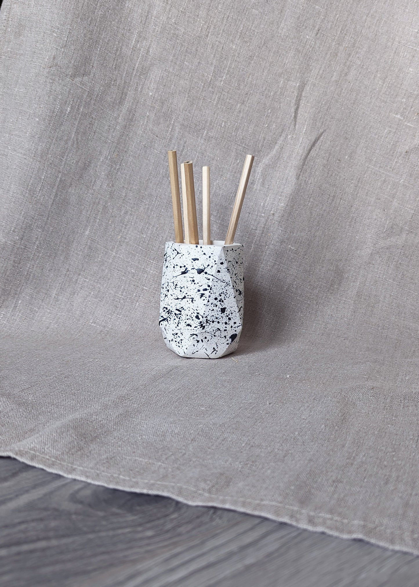 [End of line] Concrete geometric pen holder - black splatter