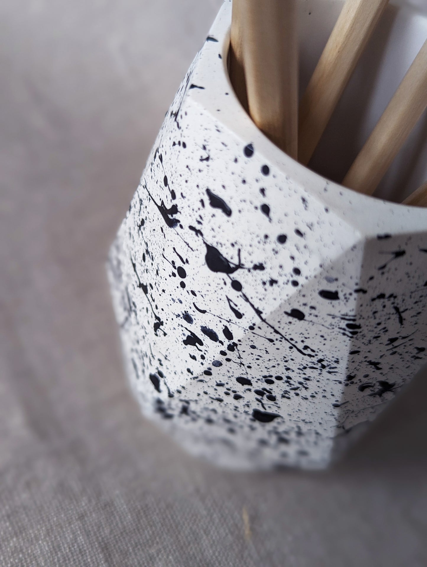 [End of line] Concrete geometric pen holder - black splatter