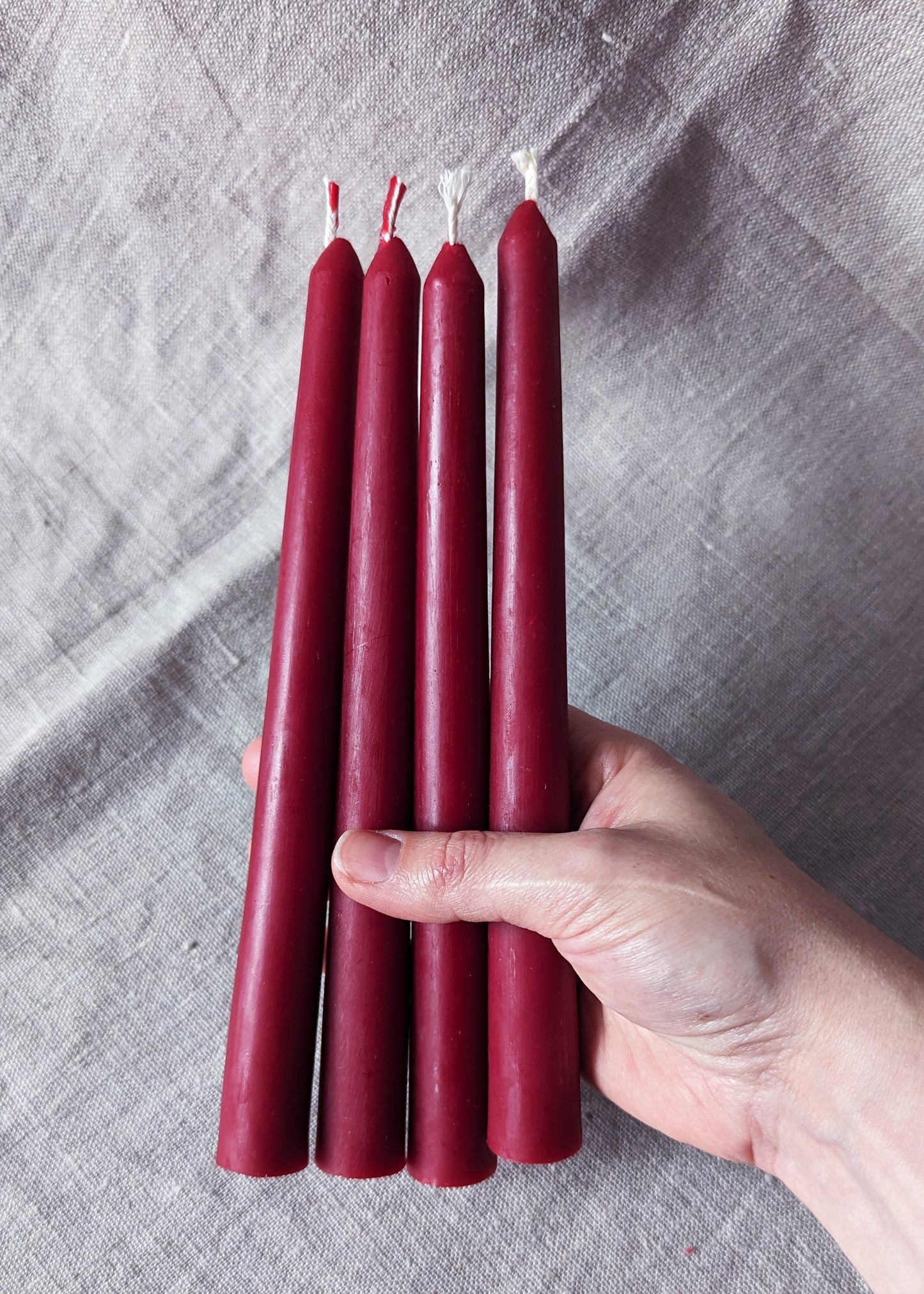 Beeswax taper dinner candle - burgundy