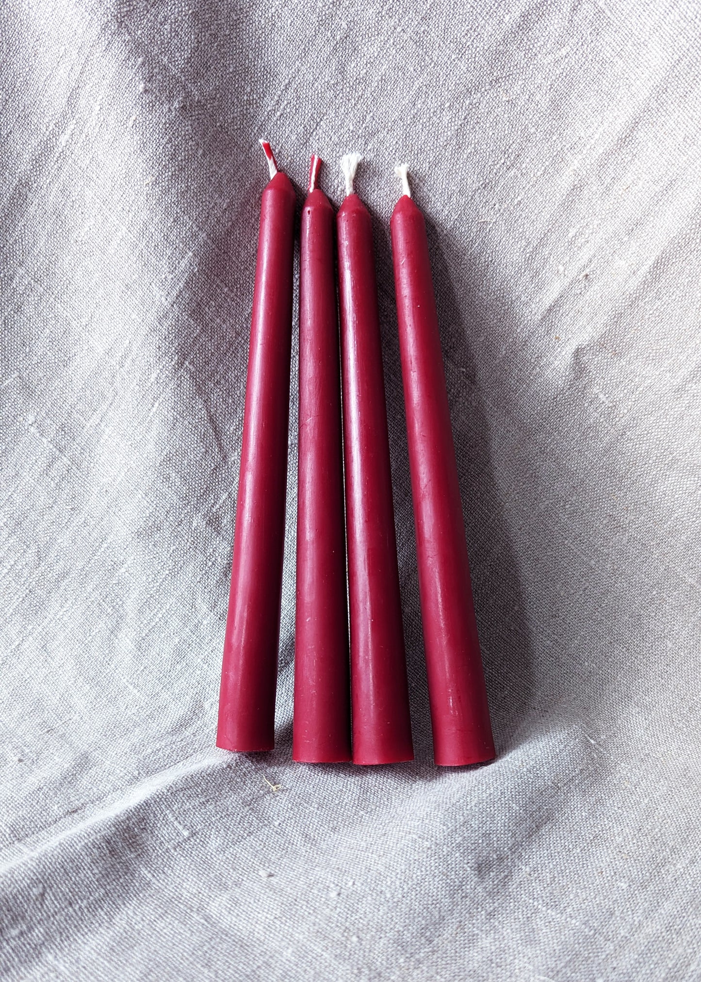 Beeswax taper dinner candle - burgundy