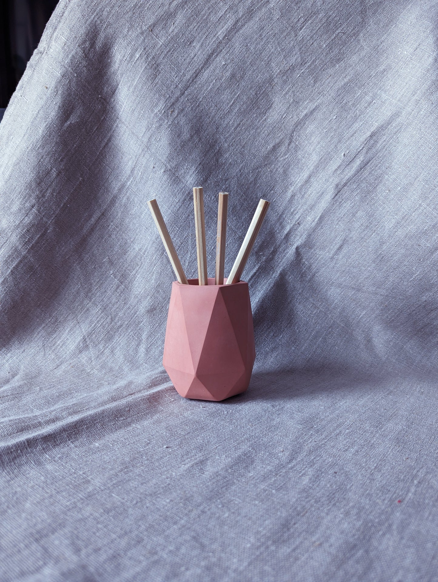 Concrete geometric pen holder - cinnamon rose