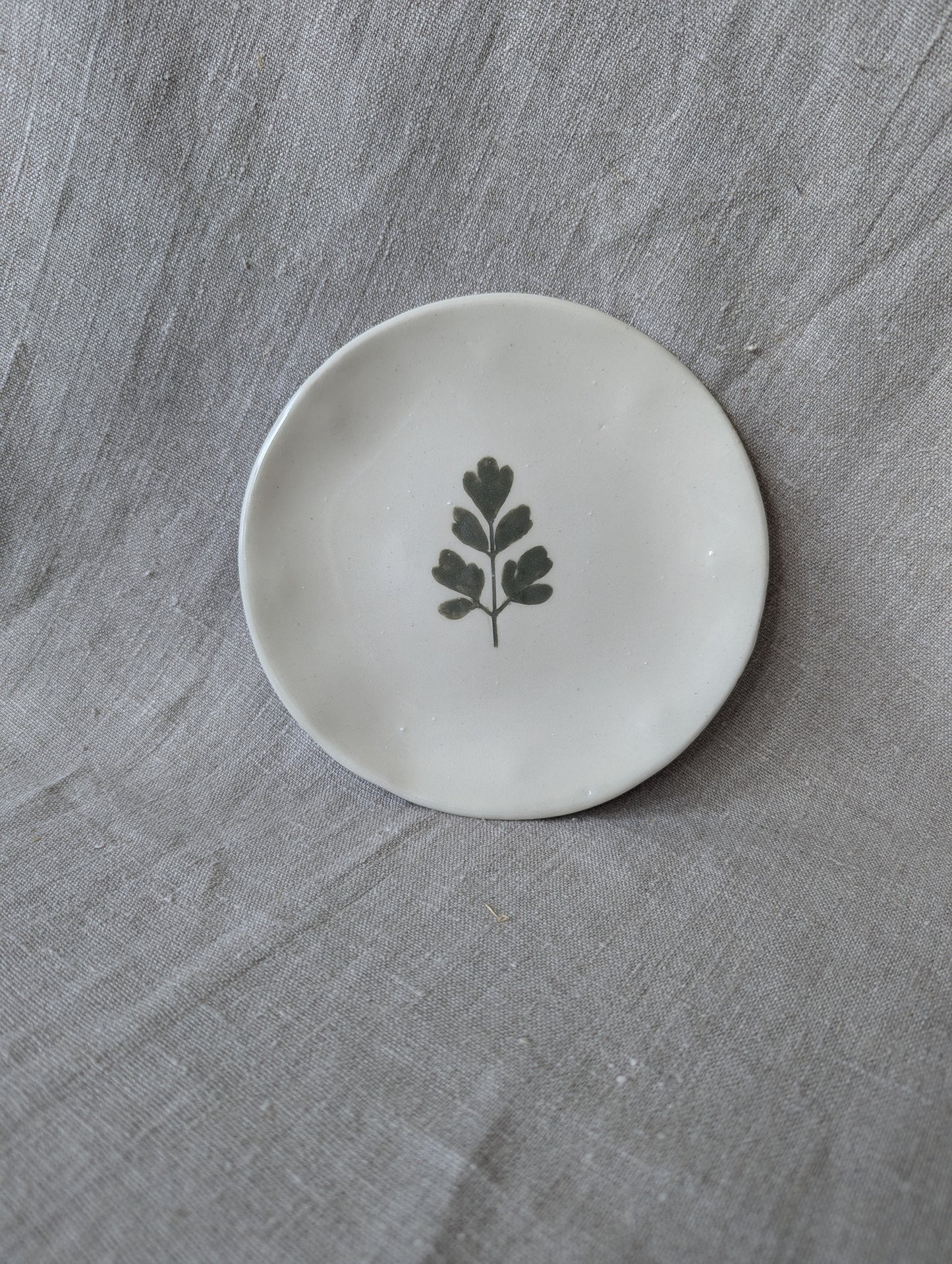 [Sample] Ceramic leaf dish - large (17cm)