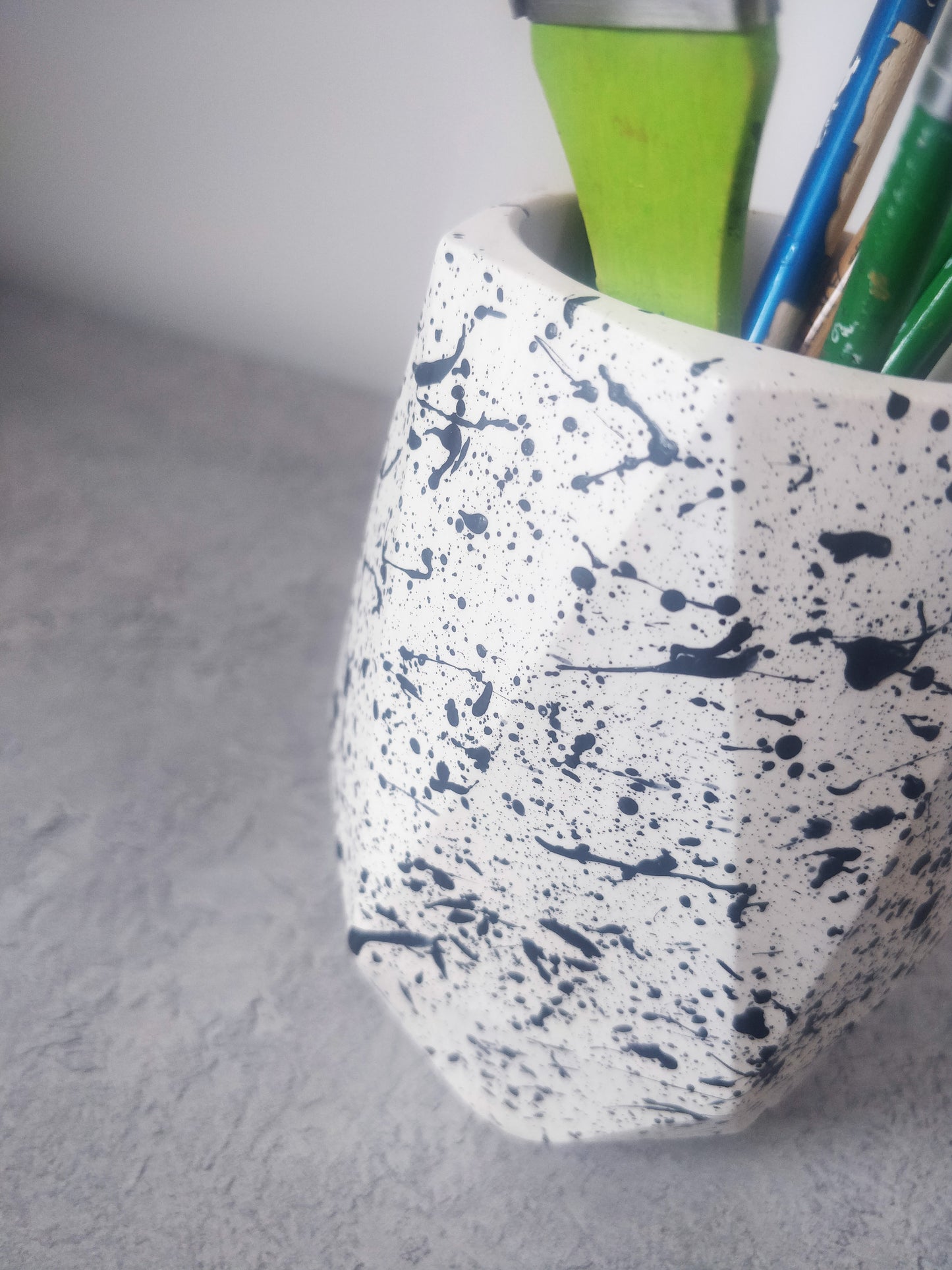 Concrete geometric pen holder - black splatter | Vase for dried flowers | Contemporary home décor