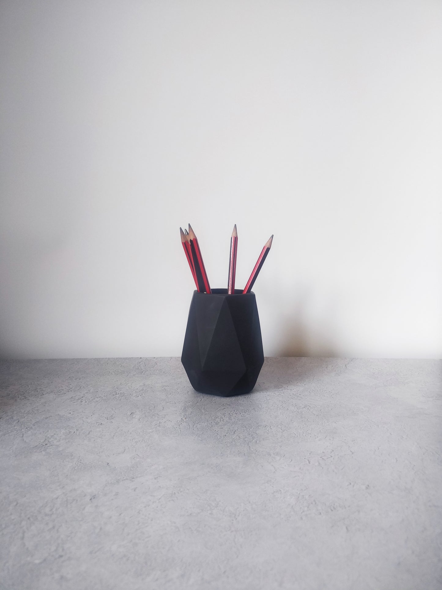 Concrete geometric pen holder - black | Vase for dried flowers | Contemporary home décor