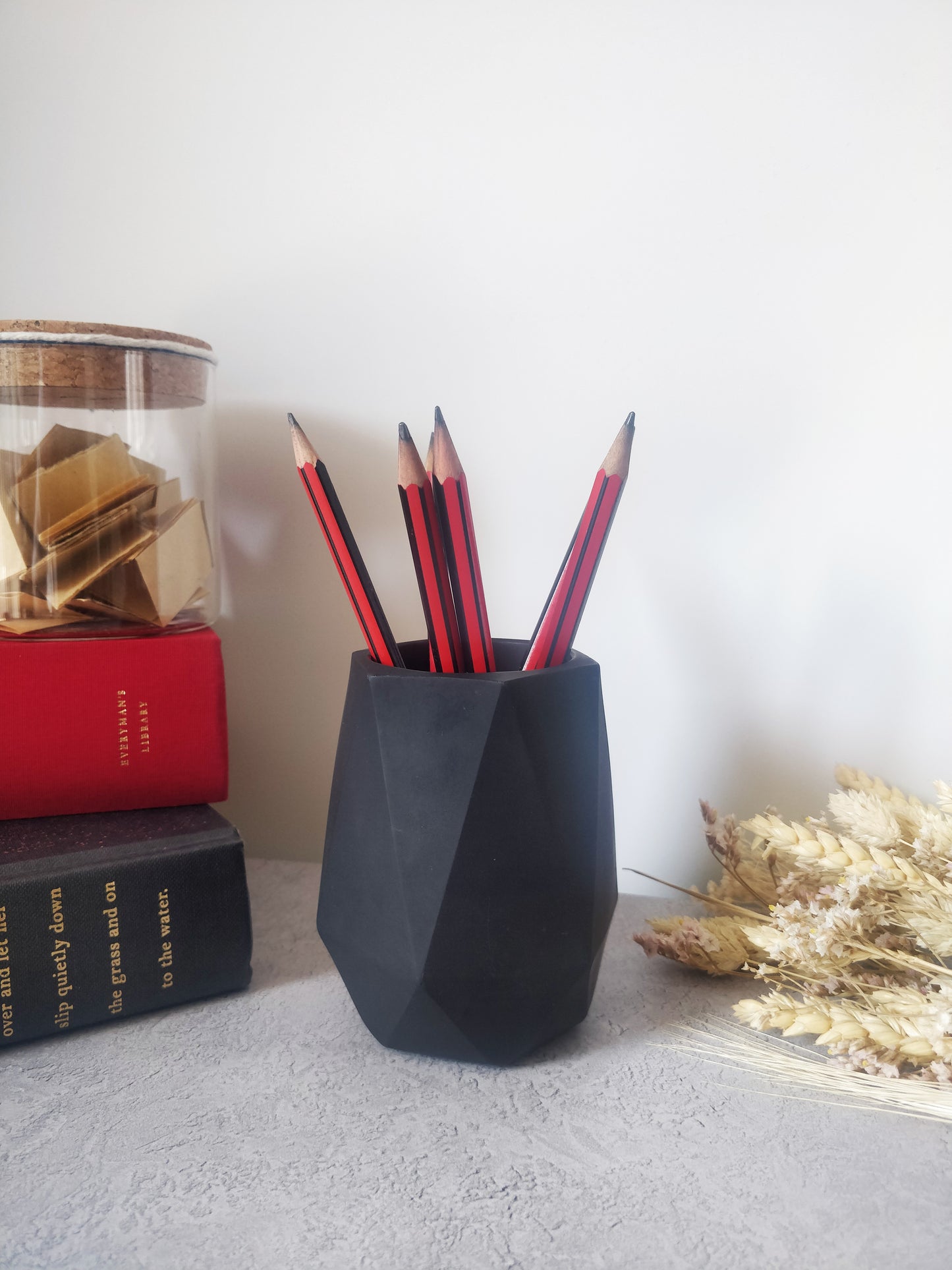 Concrete geometric pen holder - black | Vase for dried flowers | Contemporary home décor